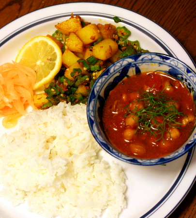 タルバートタルカリ。野菜たっぷりのネパールカレー